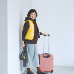 ダウンベスト¥19,800 ／フリーダ（フリークス ストア渋谷）、パーカ¥7,990／アンフィーロ、タートルネックカットソー¥3,850／エルーラ（アダストリア カスタマーサービス）、スカート¥16,500／マーモット（サードシップ）、ピアス ¥51,300／アビステ、バングル¥28,600、リング¥14,300／ともにワンエーアールバイウノ アエレ（ウノアエレ ジャパン）、スーツケース¥81,400／プロテカ（エース）、バッグ¥16,500／アンスリード（アンス リード青山店）、タイツ¥1,210／靴下屋（タビオ）、ローファー¥13,200／アルテミス by ダイアナ（アルテミス by ダイアナ アーバンドック ららぽーと豊洲店）