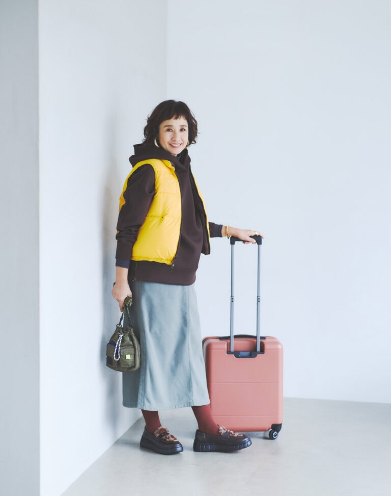 ダウンベスト¥19,800 /フリーダ(フリークス ストア渋谷)、パーカ¥7,990/アンフィーロ、タートルネックカットソー¥3,850/エルーラ(アダストリア カスタマーサービス)、スカート¥16,500/マーモット(サードシップ)、ピアス ¥51,300/アビステ、バングル¥28,600、リング¥14,300/ともにワンエーアールバイウノ アエレ(ウノアエレ ジャパン)、スーツケース¥81,400/プロテカ(エース)、バッグ¥16,500/アンスリード(アンス リード青山店)、タイツ¥1,210/靴下屋(タビオ)、ローファー¥13,200/アルテミス by ダイアナ(アルテミス by ダイアナ アーバンドック ららぽーと豊洲店)