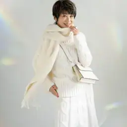 ニット¥357,500、スカート¥327,800/マーロ(ウールン商会)、マフラー¥68,200 /ロレーナ アントニアッツィ(ウールン商会)、人差し指のリング¥72,600、中指のリング¥97,900 /ともにヒロタカ(ヒロタカ 表参道ヒルズ)、バッグ¥346,500 /ヴァレクストラ(ヴァレクストラ・ジャパン)