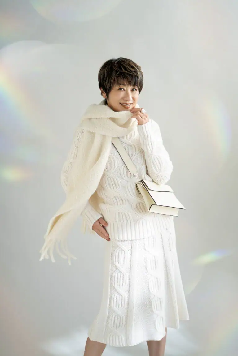 ニット¥357,500、スカート¥327,800/マーロ(ウールン商会)、マフラー¥68,200 /ロレーナ アントニアッツィ(ウールン商会)、人差し指のリング¥72,600、中指のリング¥97,900 /ともにヒロタカ(ヒロタカ 表参道ヒルズ)、バッグ¥346,500 /ヴァレクストラ(ヴァレクストラ・ジャパン)