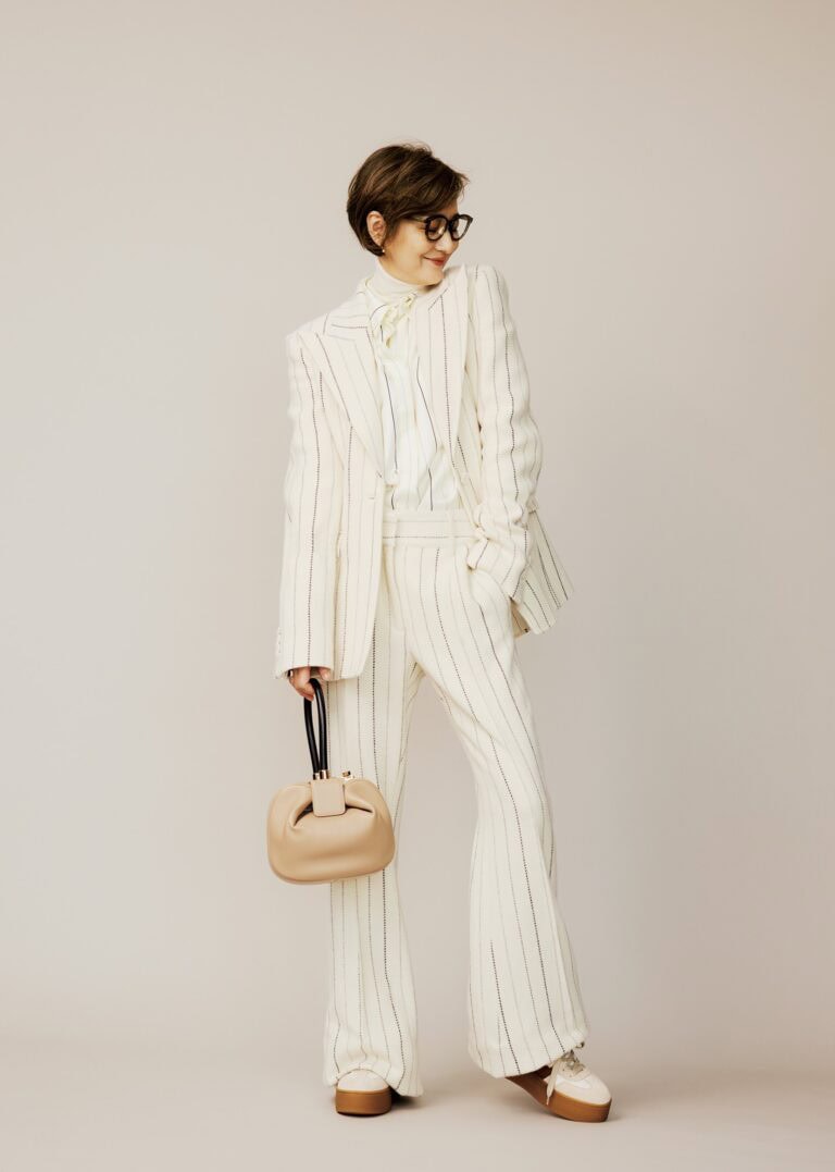 ジャケット¥623,700、中に着たタートルニット¥172,700、ブラウス¥289,300、パンツ¥334,400、バッグ¥506,000/すべて ガブリエラ ハースト(ガブリエラ ハースト ジャパン)、メガネ¥58,300/ユウイチ トヤマ(コンティニュエ)、ピアス¥53,400、リング〈右〉¥70,000/ともに トムウッド(トムウッド 青山店)、シューズ¥75,900/ホーガン(トッズ・ジャパン)