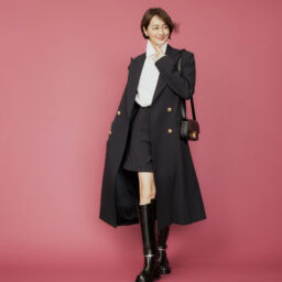 コート¥297,000、シャツ¥86,900、ショートパンツ¥85,800／すべて コート（メゾン・ディセット）、ピアス¥683,100、リング¥728,200／ともに TASAKI、ブーツ¥328,900、バッグ¥256,300／ともに トッズ（トッズ・ジャパン）