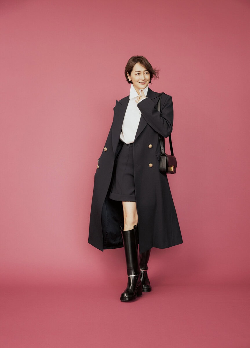 コート¥297,000、シャツ¥86,900、ショートパンツ¥85,800/すべて コート(メゾン・ディセット)、ピアス¥683,100、リング¥728,200/ともに TASAKI、ブーツ¥328,900、バッグ¥256,300/ともに トッズ(トッズ・ジャパン)