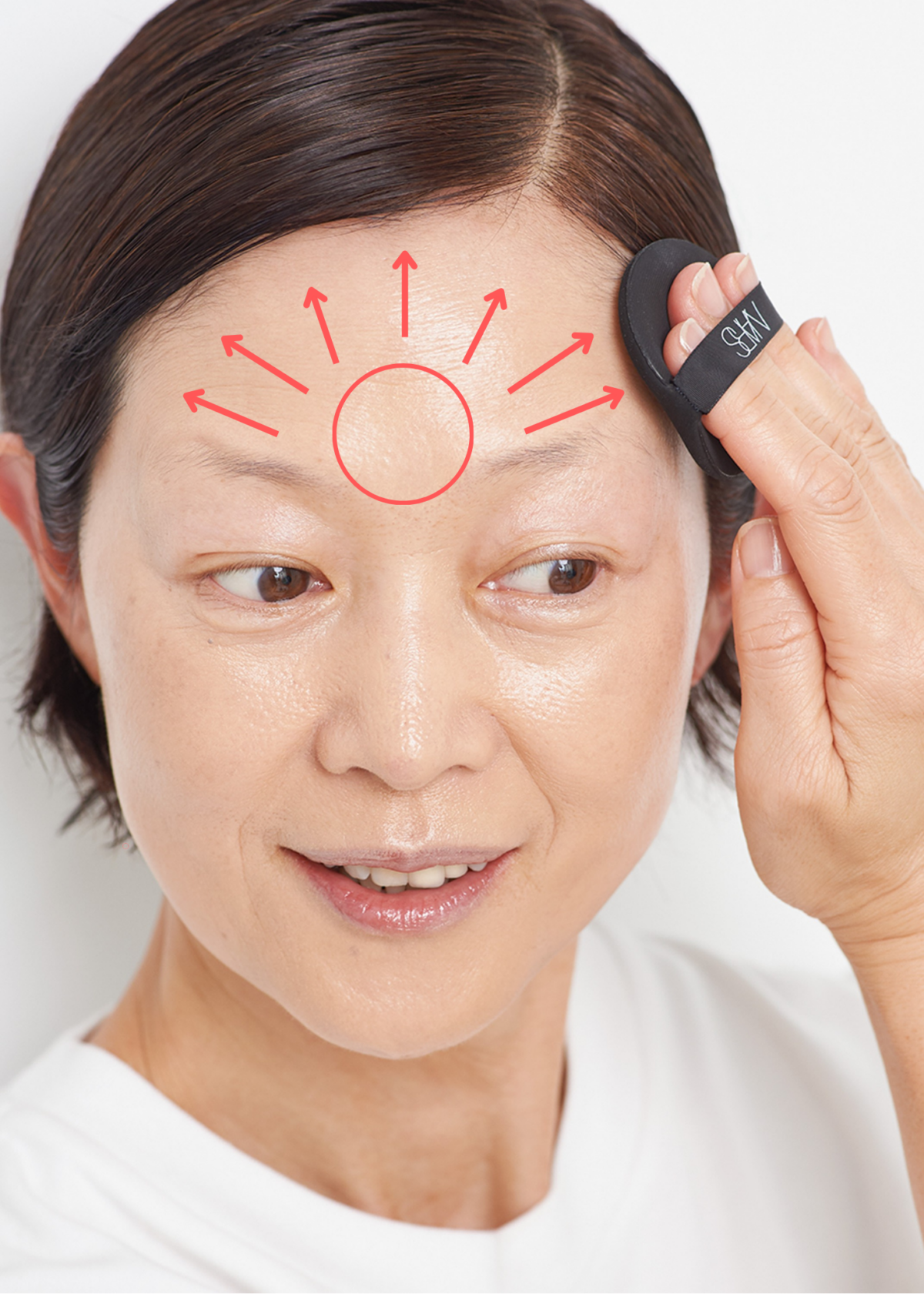 【5】額のファンデを放射状にスッスッとなじませる