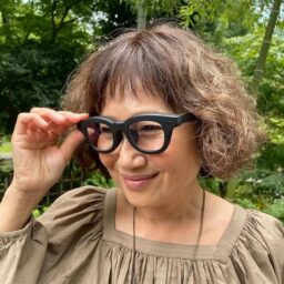 「最近めがね生活を勧められて、お出かけもわくわくするようなインパクトのあるものがいいなと思って『JINS』で購入しました。日常に使うものだからこそ自分に合ったものを探して、黒縁のおしゃれなものにしました」