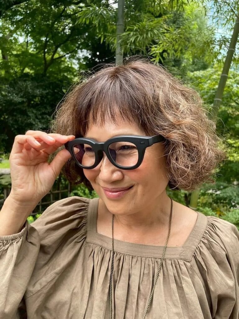 「最近めがね生活を勧められて、お出かけもわくわくするようなインパクトのあるものがいいなと思って『JINS』で購入しました。日常に使うものだからこそ自分に合ったものを探して、黒縁のおしゃれなものにしました」