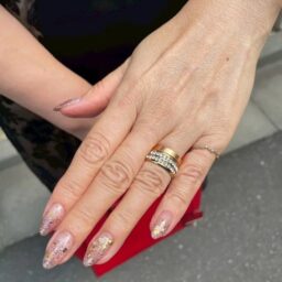 「ネイルには『人とのご縁』という思いで丸いものをつなげたデザインを入れています。運気UPに金箔も織り交ぜています」