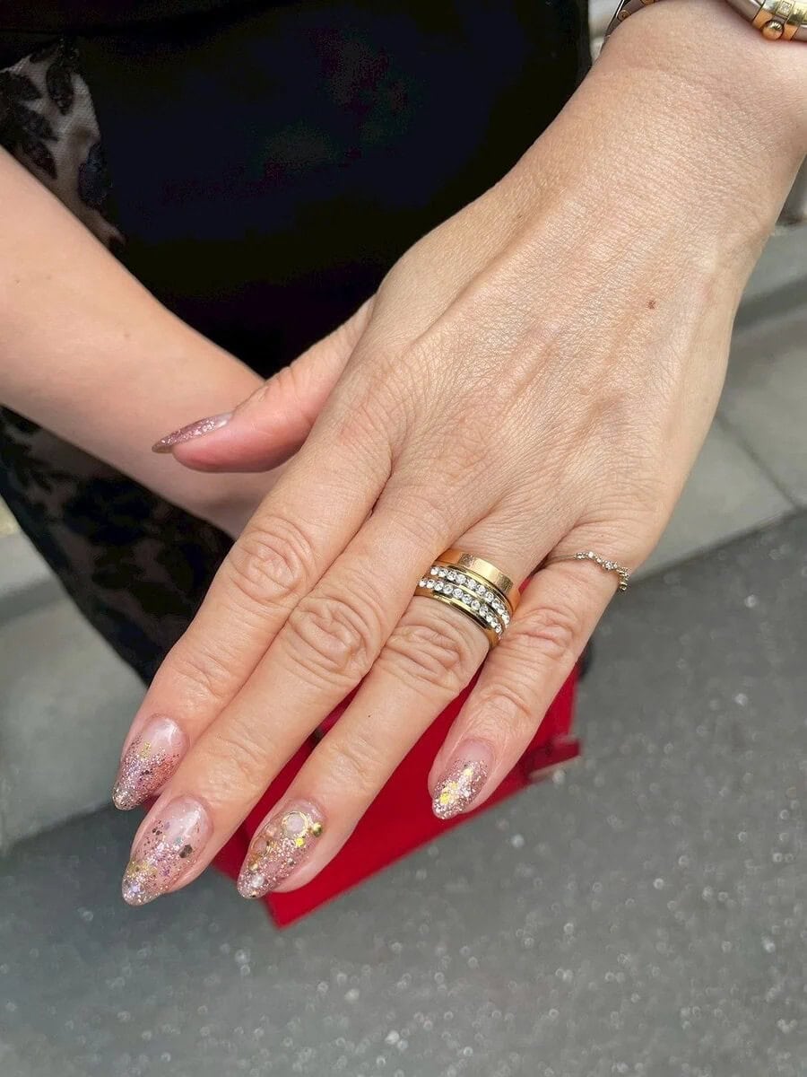 「ネイルには『人とのご縁』という思いで丸いものをつなげたデザインを入れています。運気UPに金箔も織り交ぜています」