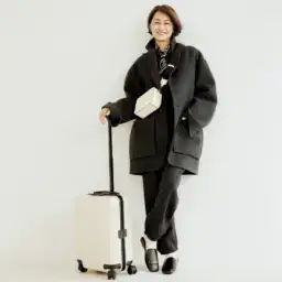 【第2位】【60代おしゃれ】冬の韓国旅行は「セットアップ」とあったか「アウター」で！人気モデル富岡佳子さんの便利な「愛用グッズ」も拝見