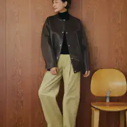 ジャッケット¥429,000、ニット¥69,300、パンツ¥59,400/すべてドゥロワー(ドゥロワー 青山店)、ローファー¥113,300/トッズ(トッズ・ジャパン)