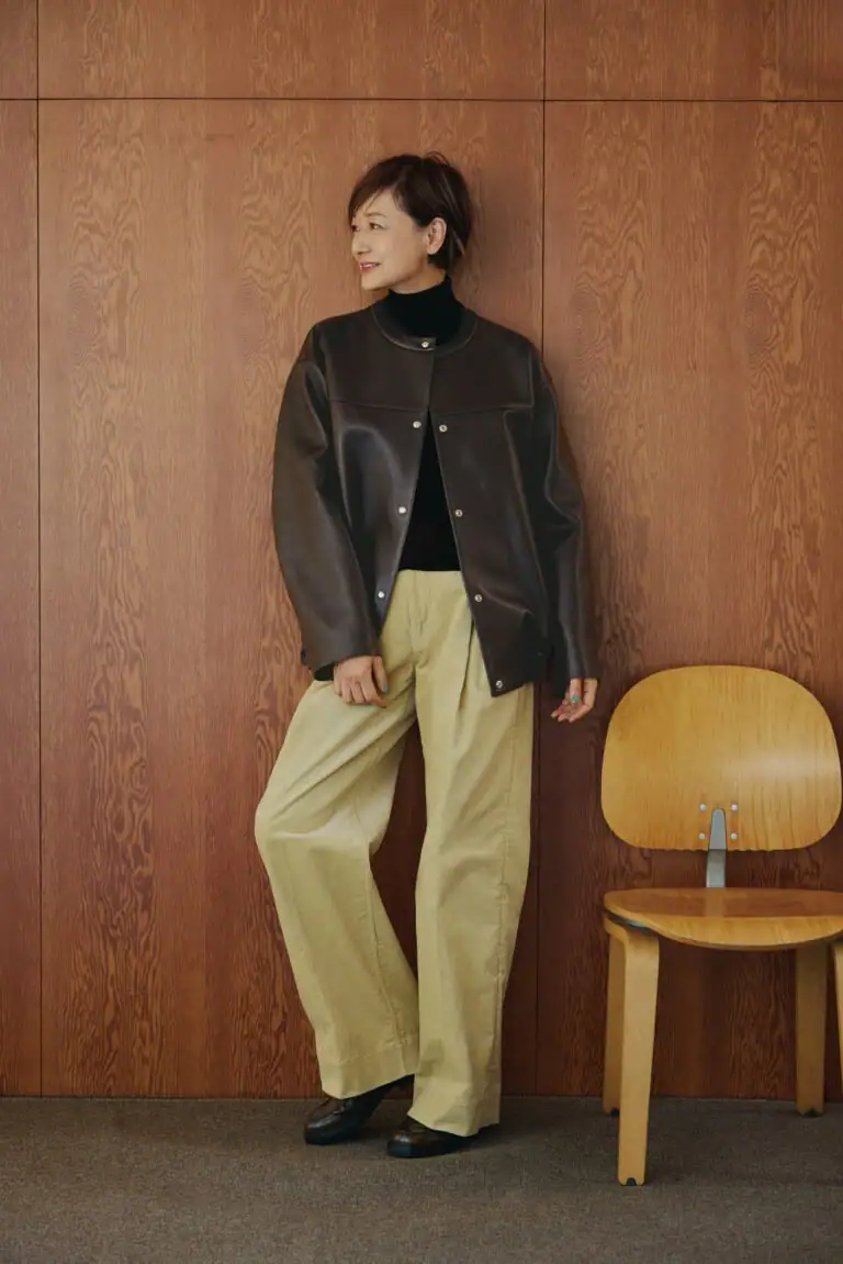 ジャッケット¥429,000、ニット¥69,300、パンツ¥59,400/すべてドゥロワー(ドゥロワー 青山店)、ローファー¥113,300/トッズ(トッズ・ジャパン)