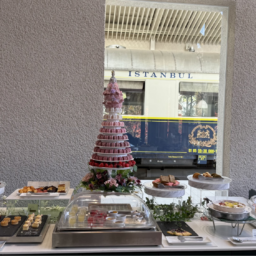 デザートのマカロンタワーの奥に、オリエント急行が見えます