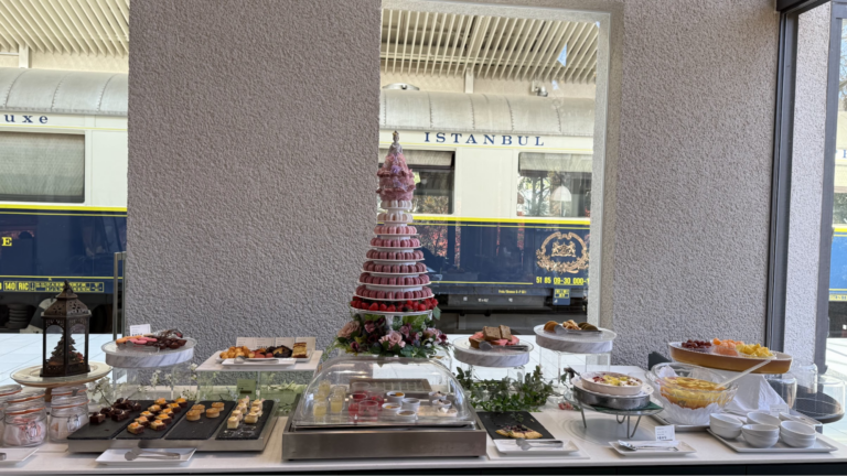 デザートのマカロンタワーの奥に、オリエント急行が見えます