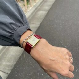 「時計は差し色で赤いベルトの『カルティエ』。テニスブレス、リング、ピアスはすべて代官山のお気に入りのお店『ジュエリーサロンREDOUTE』のものです」