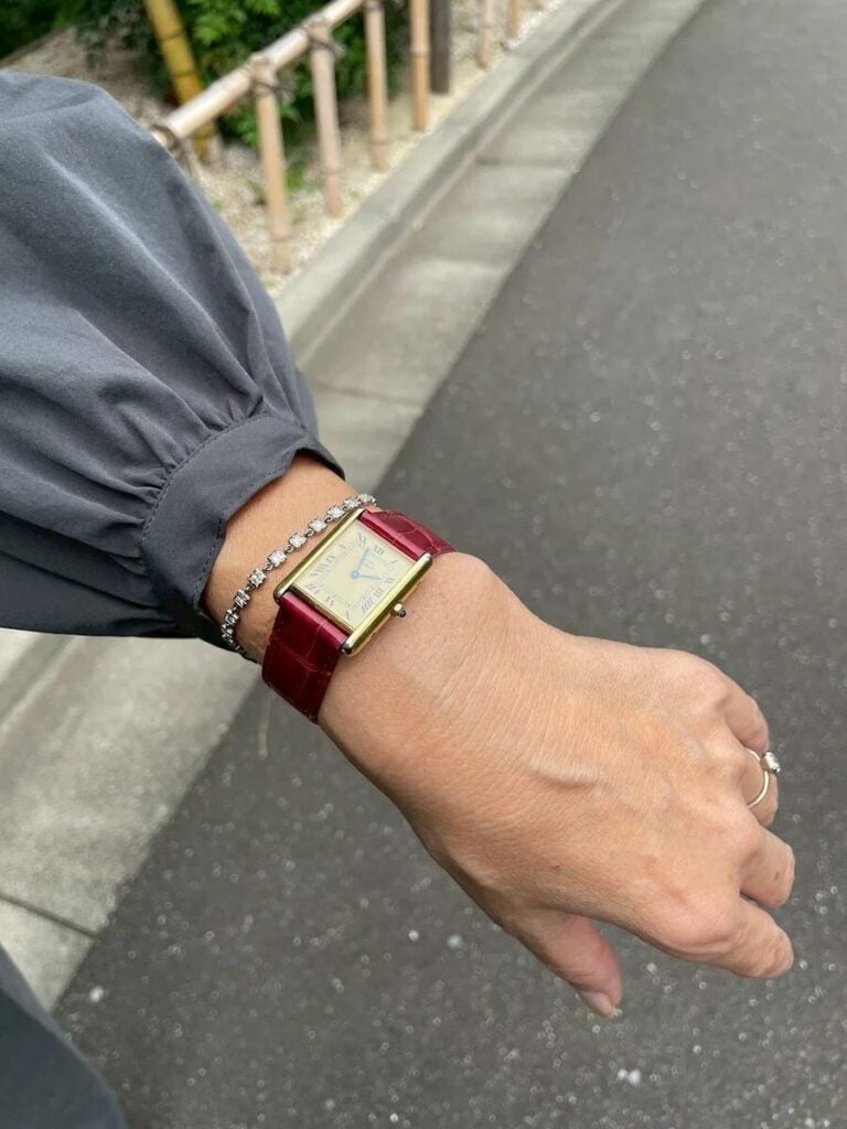 「時計は差し色で赤いベルトの『カルティエ』。テニスブレス、リング、ピアスはすべて代官山のお気に入りのお店『ジュエリーサロンREDOUTE』のものです」
