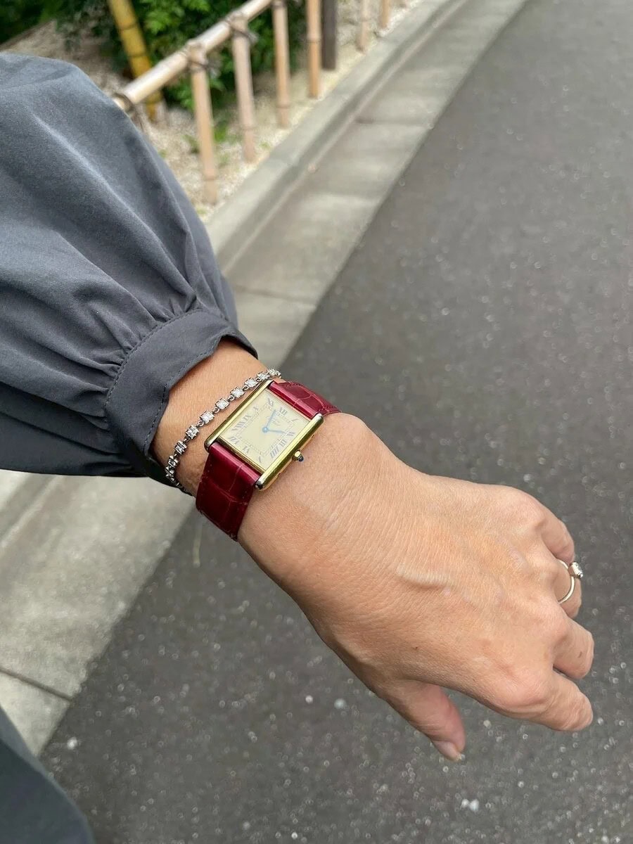 「時計は差し色で赤いベルトの『カルティエ』。テニスブレス、リング、ピアスはすべて代官山のお気に入りのお店『ジュエリーサロンREDOUTE』のものです」