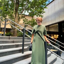 ワンピース／un3d、シアーシャツ／uniqlo、スニーカー／adidas、バッグ／hayni