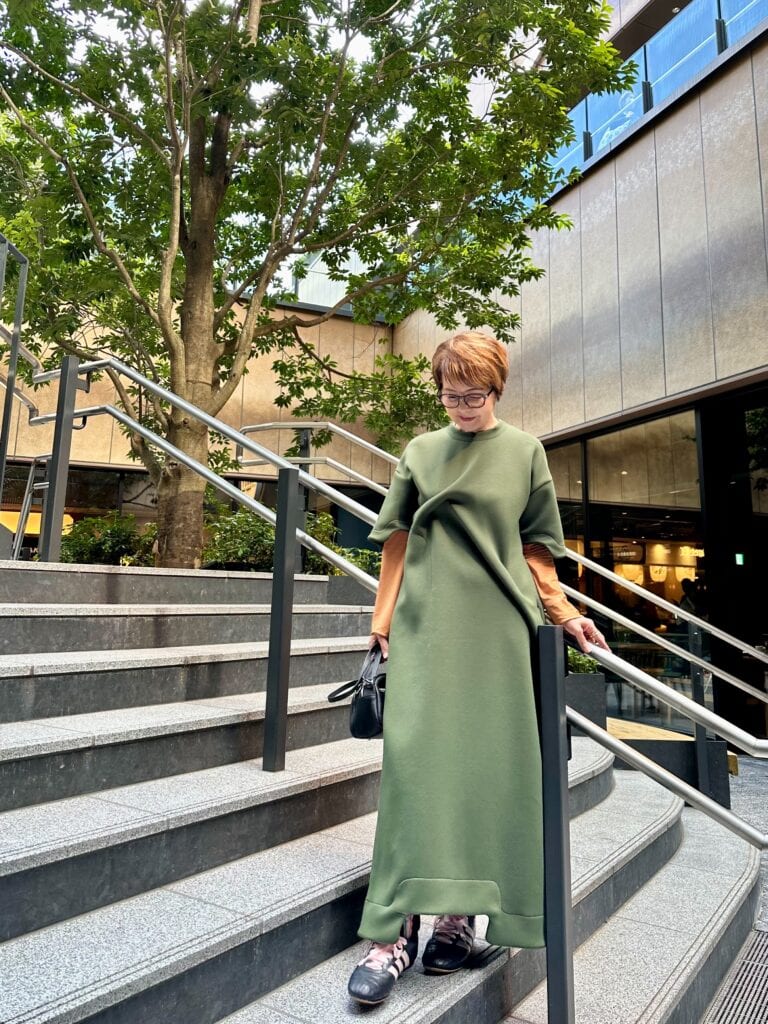 ワンピース／un3d、シアーシャツ／uniqlo、スニーカー／adidas、バッグ／hayni