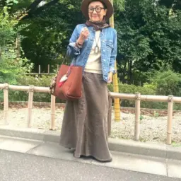 【第3位】【60代お手本スナップ】150㎝未満でバランスのよいマキシ丈スカートの着こなしは？自分に似合うものをメインに小物でトレンドをプラス！おしゃれ上級者の技をチェック