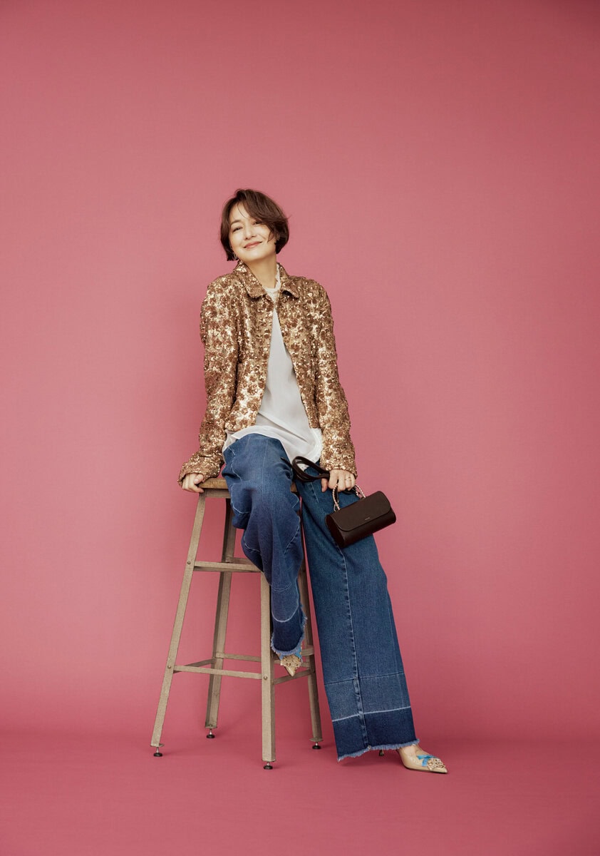 スパンコールジャケット¥198,000、ブラウス¥165,000、デニムパンツ¥75,900、シューズ¥187,000/すべてヌメロヴェントゥーノ(イザ)、バッグ¥88,000/サルチェ(フラッパーズ)、ピアス(右)¥77,000、イヤーカフ(右)¥96,800、リング(右小指)¥127,600、(左薬指)¥124,300/すべて ヒロタカ(ヒロタカ 表参道ヒルズ)