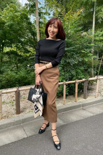 【60代お手本スナップ】ChatGPTにドレスコードを相談！ブラウンスカートが主役のお呼ばれコーデ