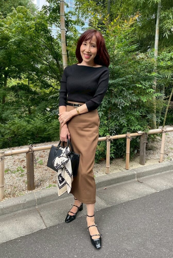 【60代お手本スナップ】ChatGPTにドレスコードを相談!ブラウンスカートが主役のお呼ばれコーデ