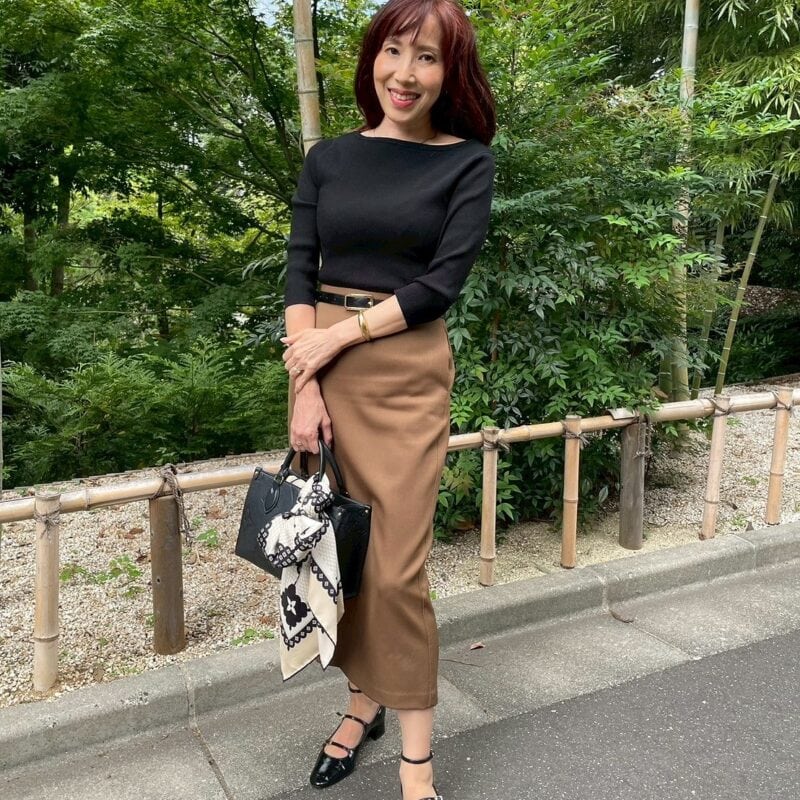 【60代お手本スナップ】ChatGPTにドレスコードを相談！ブラウンスカートが主役のお呼ばれコーデ