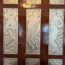 ラリックの手がけた、レリーフ。ブドウと男女のレリーフは豊かな実りを象徴しているのだそう。