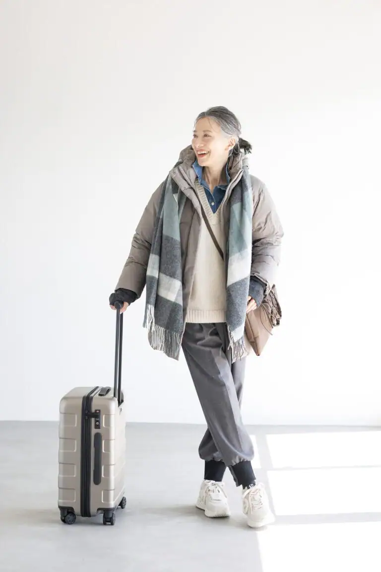 出発時は、撥水加工が施されたコートの中にダウンベストを重ねて