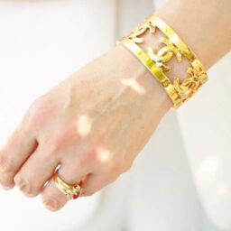 「シャネル」のゴージャスなバングル。「シンプルななかに“ときめき”を感じる華やかさをプラスするのが好きです」