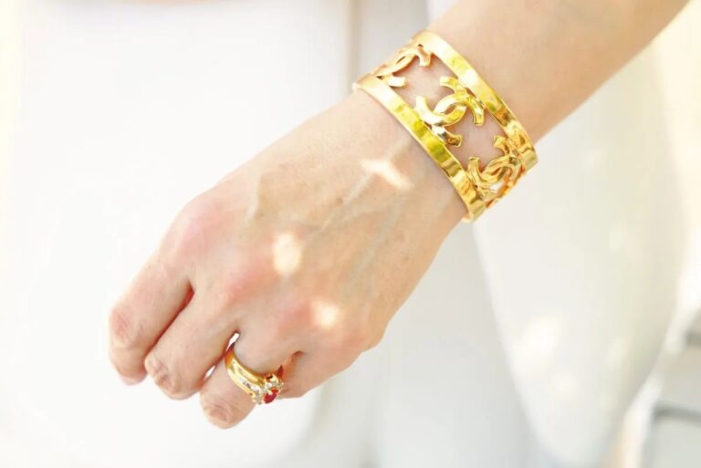 「シャネル」のゴージャスなバングル。「シンプルななかに“ときめき”を感じる華やかさをプラスするのが好きです」