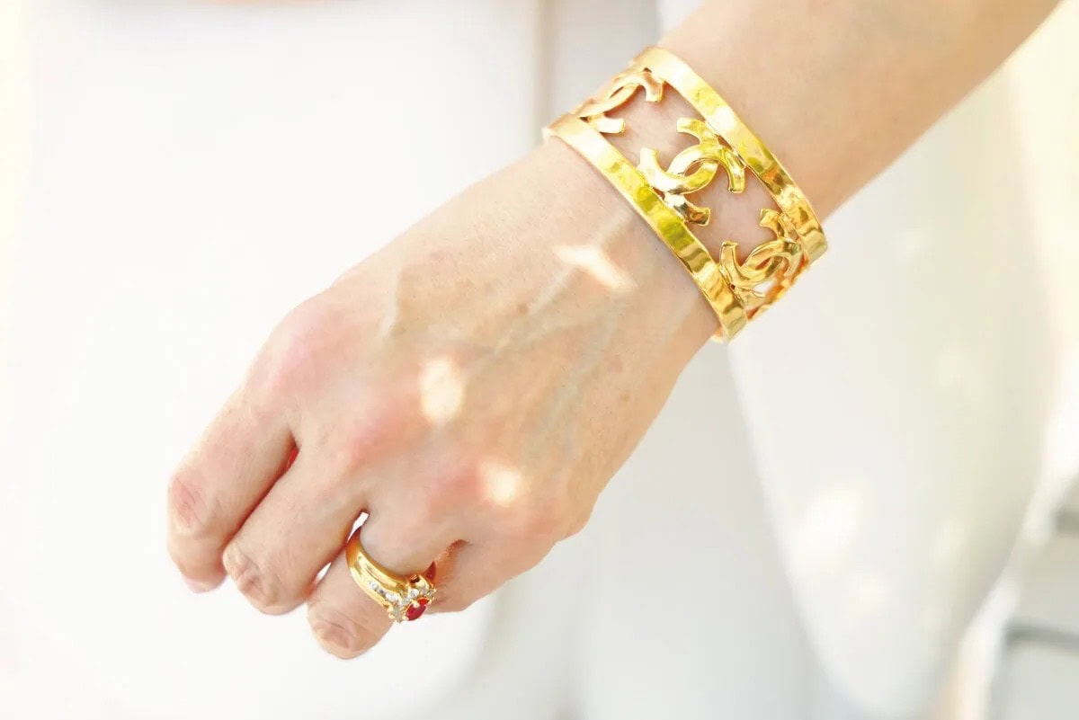 「シャネル」のゴージャスなバングル。「シンプルななかに“ときめき”を感じる華やかさをプラスするのが好きです」