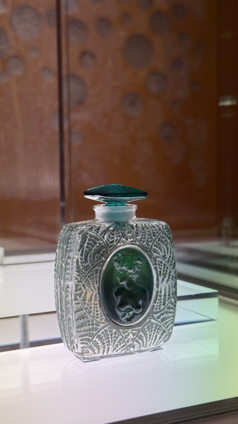 撮影許可の場所：香水瓶・壁面・天井照明（動画は不可です）