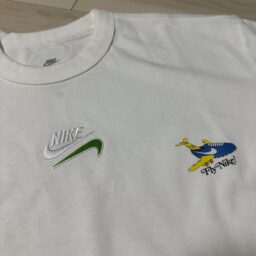 ワッペンをつけたTシャツ