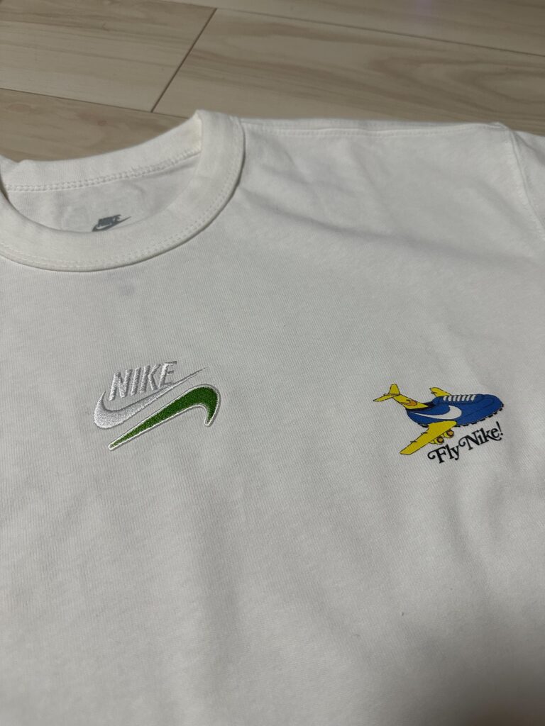 ワッペンをつけたTシャツ