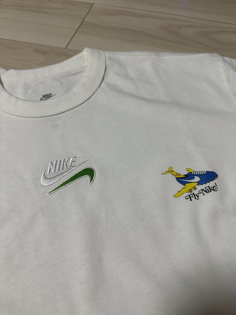 ワッペンをつけたTシャツ