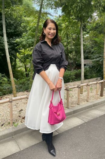 【60代お手本スナップ】後ろ姿まで美しく！「ルフィル」のバックシャンブラウスで魅せる全方向美人コーディネート