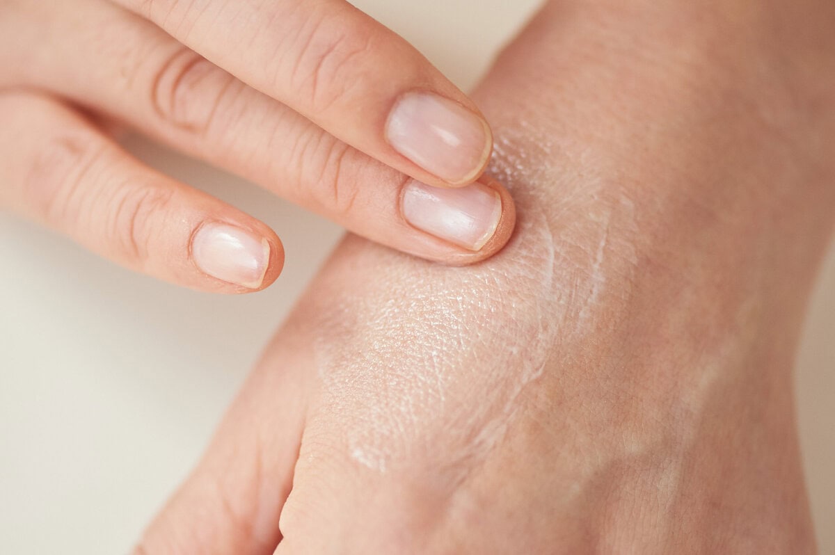 目元のくすみと乾燥をベースで整える