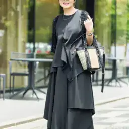 【第4位】【60代お手本スナップ・京都】ブラックコーデを軽やかに！構築的なデザインでワントーンコーデのおしゃれを底上げ！