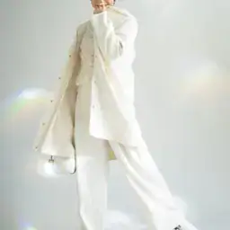 コート¥434,500、ニット帽¥38,500/ともにイレブンティ(三喜商事)、ニット¥181,500 /ファビアナ フィリッピ(コロネット)、パンツ¥42,900/ロゥタス(ロゥタスカスタマーサービス)、リング¥728,200/TASAKI、バッグ¥207,900 /ジミー チュウ、靴¥156,200/ジェイエムウエストン(ジェイエムウエストン青山店)