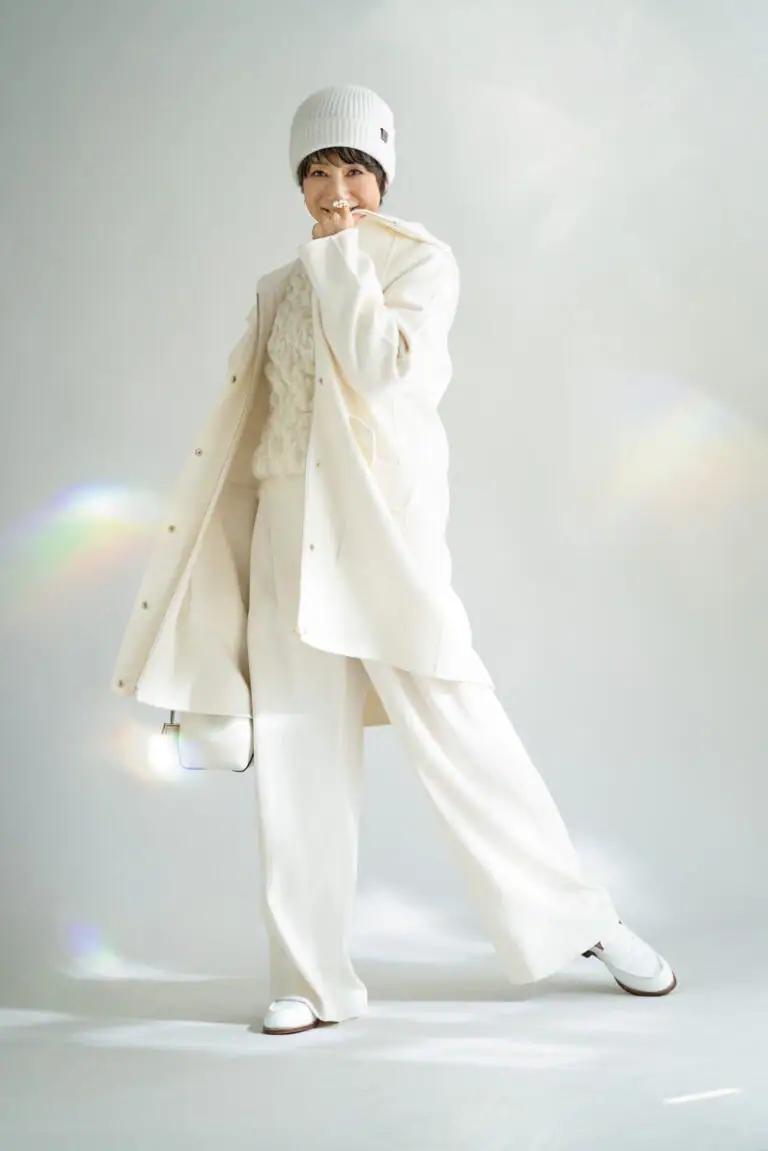 コート¥434,500、ニット帽¥38,500/ともにイレブンティ(三喜商事)、ニット¥181,500 /ファビアナ フィリッピ(コロネット)、パンツ¥42,900/ロゥタス(ロゥタスカスタマーサービス)、リング¥728,200/TASAKI、バッグ¥207,900 /ジミー チュウ、靴¥156,200/ジェイエムウエストン(ジェイエムウエストン青山店)