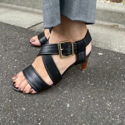 「まだ暑さが残る秋口なので足元はバックルのデザインがきいた『アヴリル・ゴウ』のサンダルにして軽やかにしました。バッグ、ベルト、サンダルをブラックで揃えてワントーンコーデの締め色に」