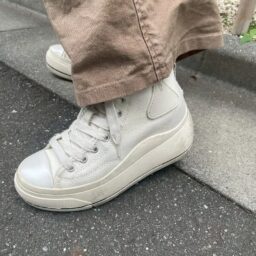 「どこへ行くにもスニーカー派なので、最近は今日のようなイベントにも履けるようなおしゃれなスニーカーも増えてきてうれしいところ。『R13』のスニーカーは厚底なので身長カバーもしてくれますし、都内歩きに優しい履き心地で大活躍しています」