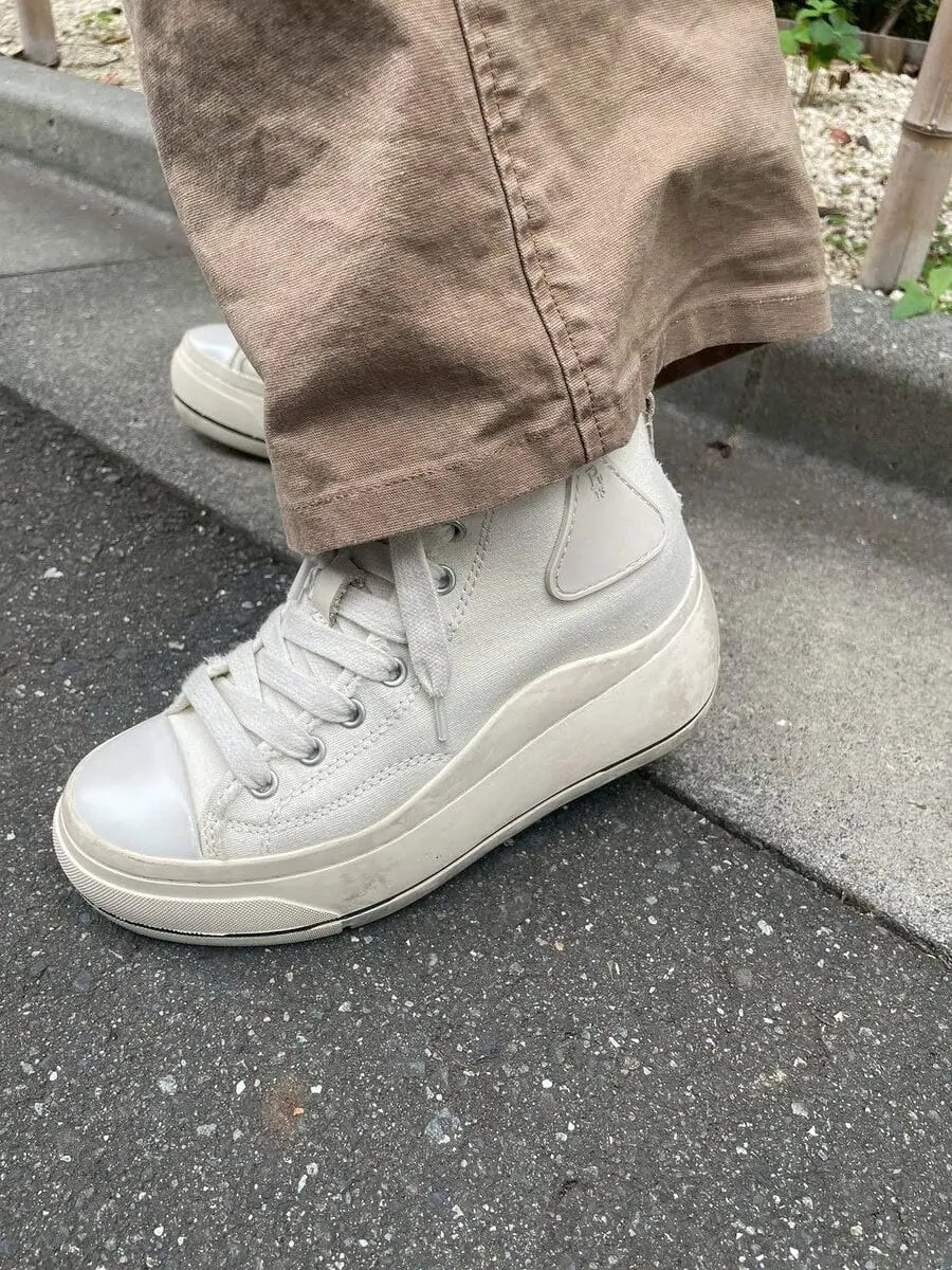 「どこへ行くにもスニーカー派なので、最近は今日のようなイベントにも履けるようなおしゃれなスニーカーも増えてきてうれしいところ。『R13』のスニーカーは厚底なので身長カバーもしてくれますし、都内歩きに優しい履き心地で大活躍しています」