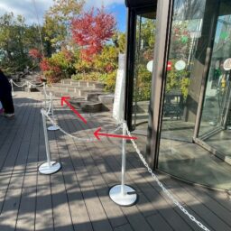 予約なしでも楽しめる外周の入り口