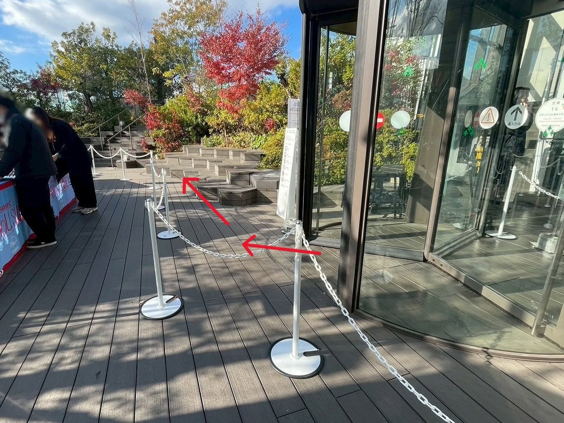 予約なしでも楽しめる外周の入り口