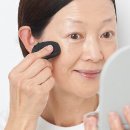 【6】手鏡を見ながらシミなど細かい部分を整える