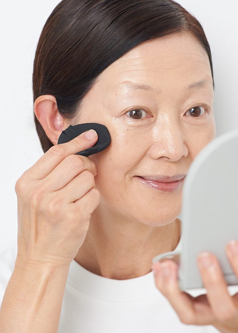 【6】手鏡を見ながらシミなど細かい部分を整える