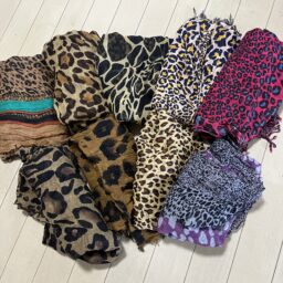 加藤理恵さんのヒョウ柄ストール