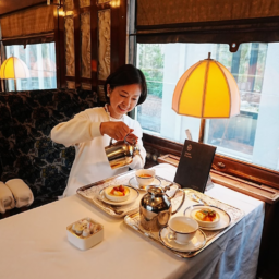 テーブルとティーセット